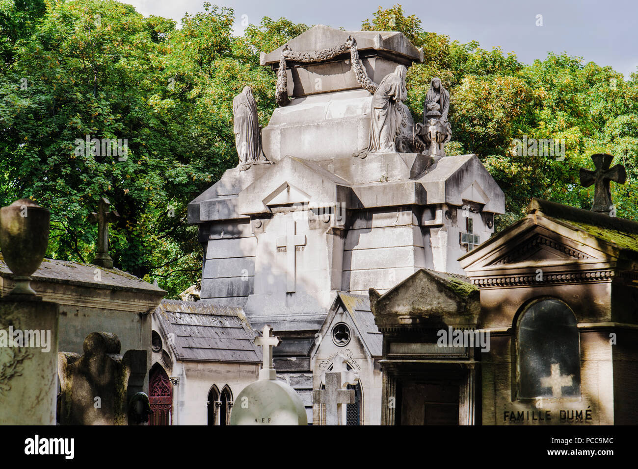 Tombes de cimetière de Montmartre à Paris Banque D'Images