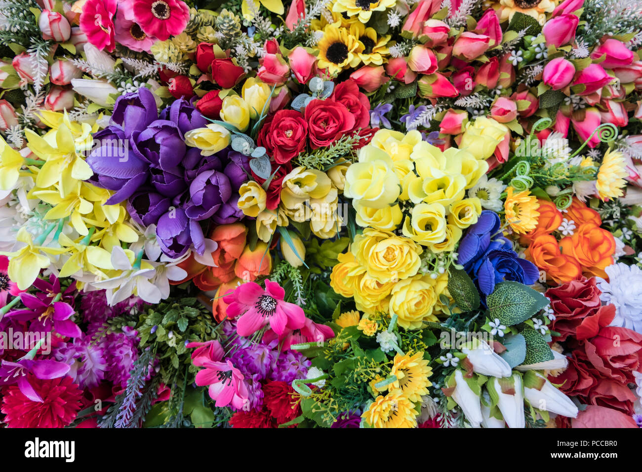 Belles fleurs artificielles multicolores. Faux décor fleurs en tissu. Banque D'Images
