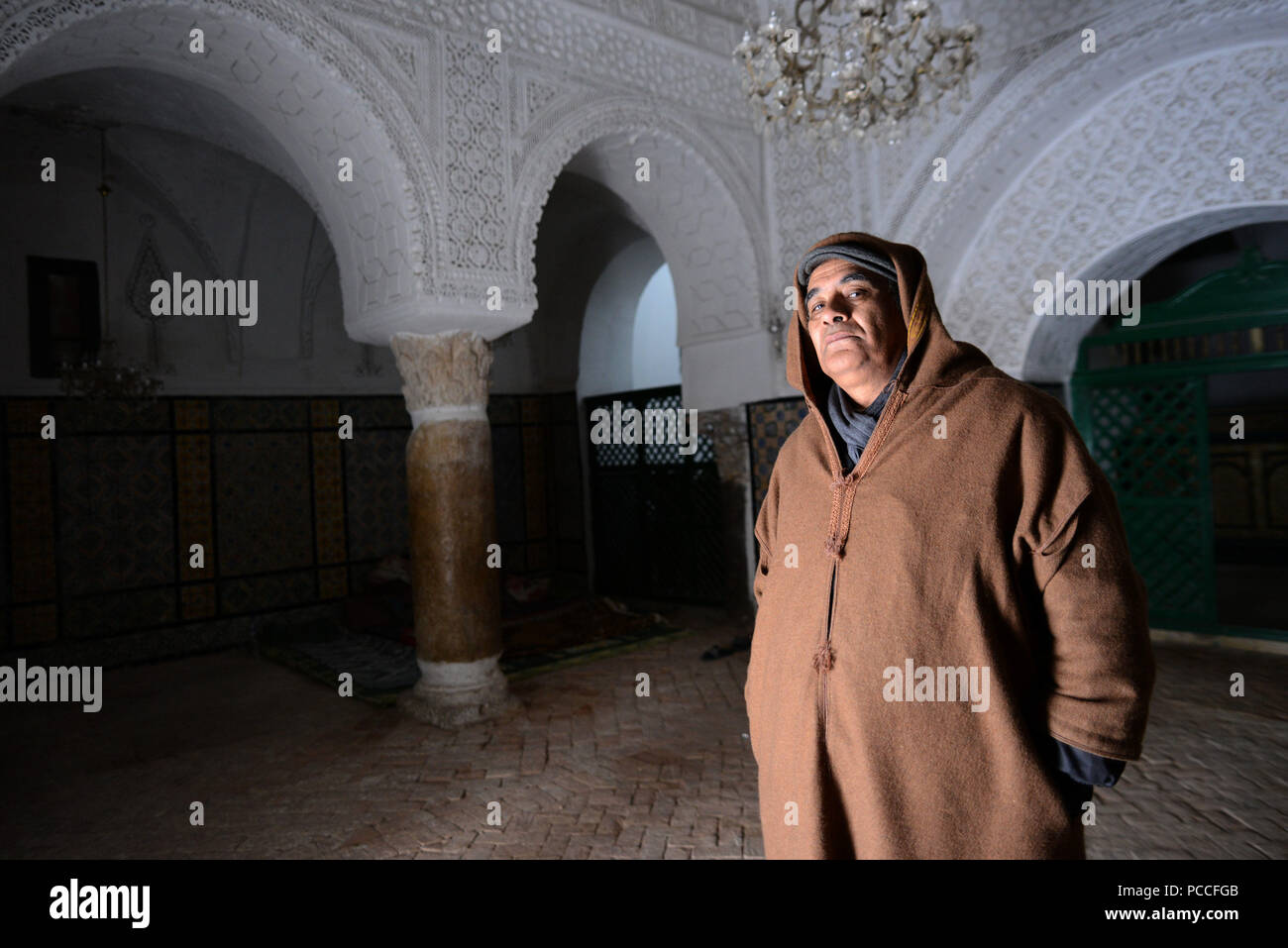 14 février 2013 - El Kef, Tunisie : Portrait de militant culturel Mohamed Tlili, le chef de l'association de la sauvegarde de la vieille ville d'El Kef, posant dans le sanctuaire Soufi Sidi Bou Makhlouf. Des dizaines de sanctuaires soufis similaires ont été ciblés et incendié par les islamistes radicaux à travers le pays. Mohamed Tlili et autres protections ont donc renforcé les mesures de sécurité. Le mausolee soufi Sidi Bou Makhlouf dans la ville tunisienne de Kef. Plusieurs soufis mausolees ont ete attaques par des islamistes dans les mois qui ont suivi la révolution. *** FRANCE / PAS DE VENTES DE MÉDIAS FRANÇAIS *** Banque D'Images