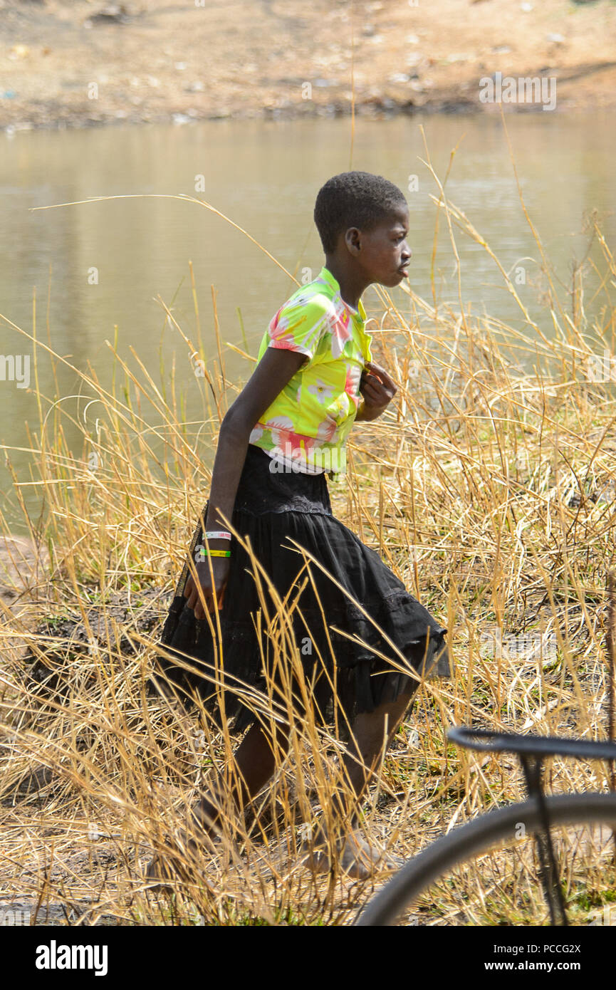 TECHIMAN, GHANA - Jan 15, 2017 : fille ghanéenne non identifié va au lac d'eau à l'lave-jour, ce qui est tous les dimanches Banque D'Images