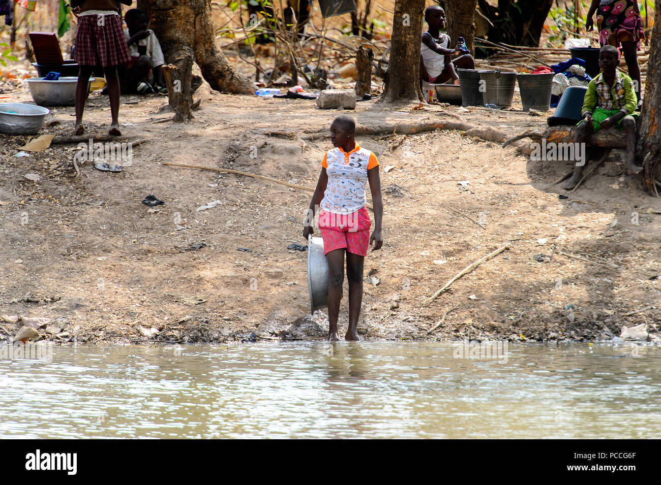 TECHIMAN, GHANA - Jan 15, 2017 : Unidentified femme ghanéenne veut obtenir de l'eau avec un bassin sur la lave-jour, ce qui est tous les dimanches Banque D'Images