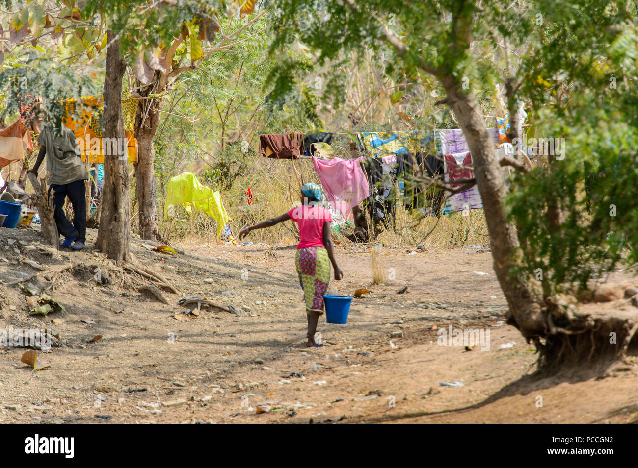 TECHIMAN, GHANA - Jan 15, 2017 : femme ghanéenne non identifié porte un sceau d'eau bleue sur la lave-jour, ce qui est tous les dimanches Banque D'Images