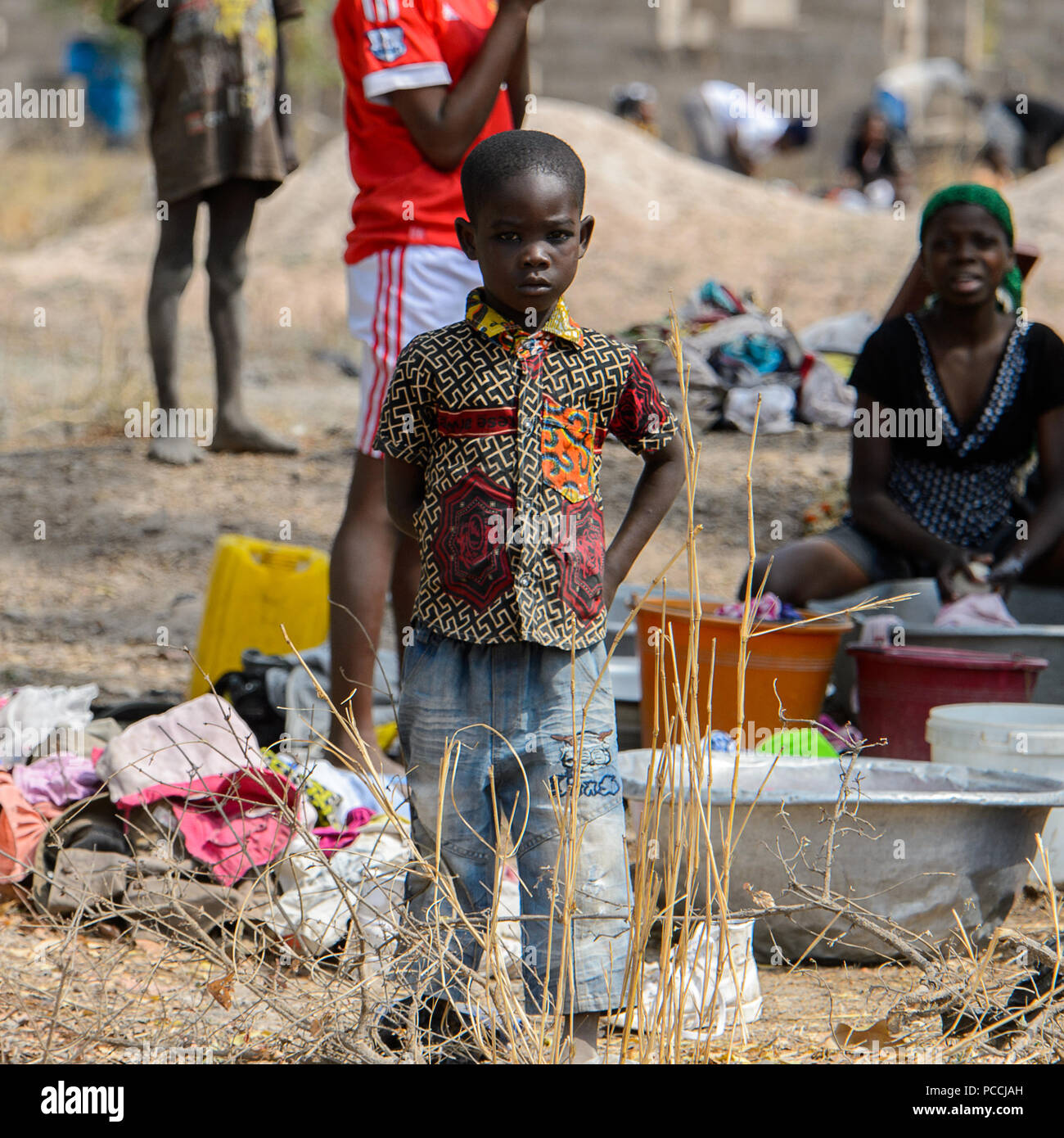 TECHIMAN, GHANA - Jan 15, 2017 : garçon ghanéenne non identifié se trouve près de la lave-bassins sur la journée, ce qui est tous les dimanches Banque D'Images