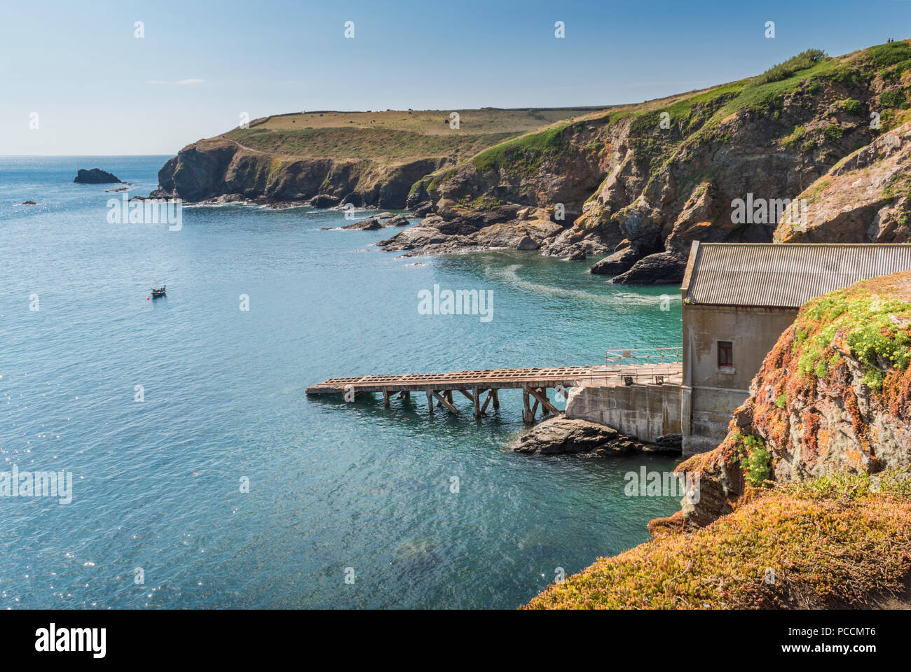 L'été en Angleterre, marcher le south west coast path, la station de bateau la vie abandonné au cap Lizard, Cornwall Banque D'Images