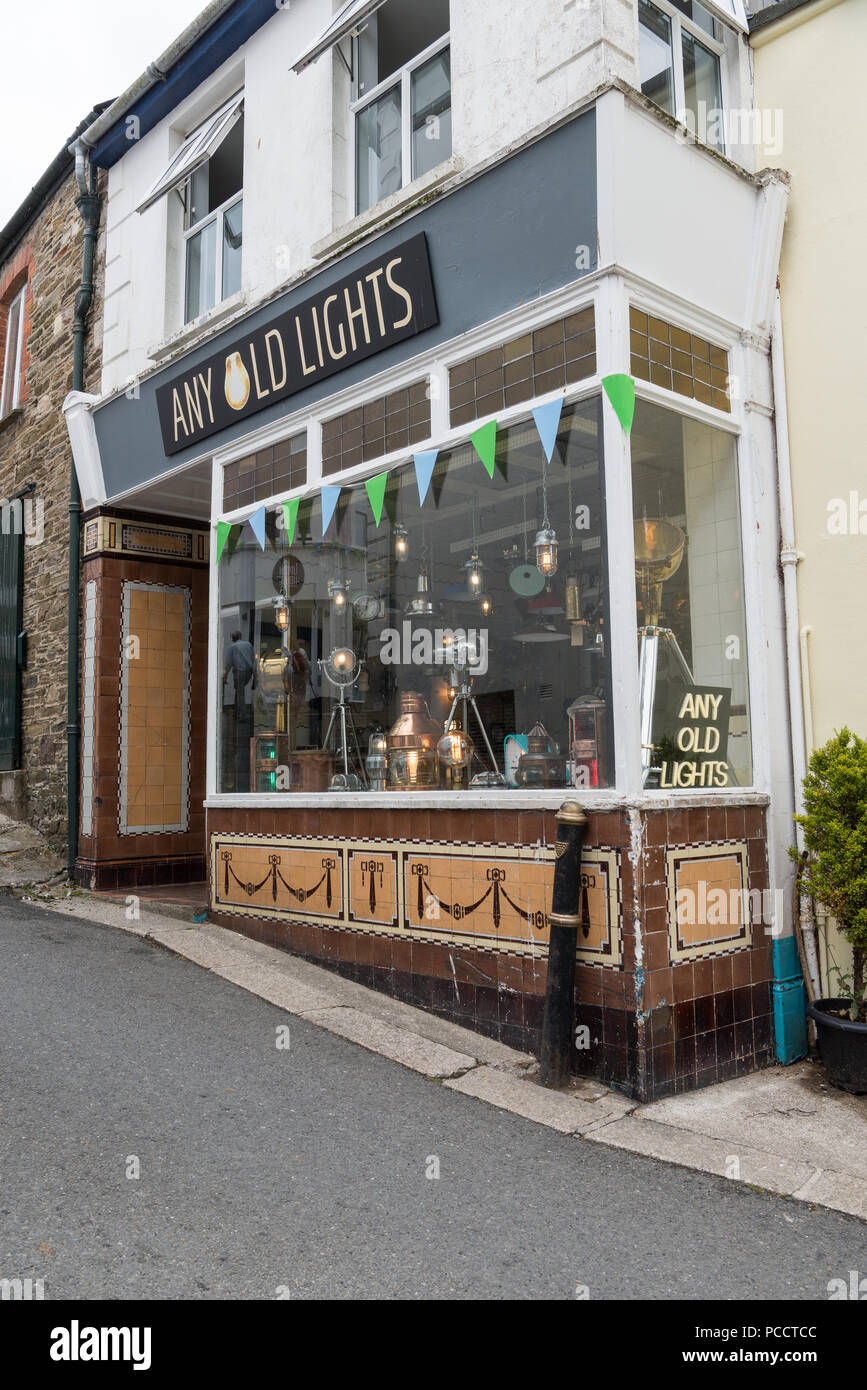 Les anciennes lampes, une boutique spécialisée dans le traitement industriel et maritime vintage lights, Fowey, Cornwall, Angleterre du Sud, UK Banque D'Images