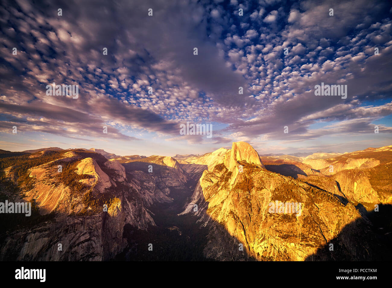 Demi Dôme dans le Parc National de Yosemite vu depuis le Glacier Point au coucher du soleil, en Californie, aux États-Unis. Banque D'Images