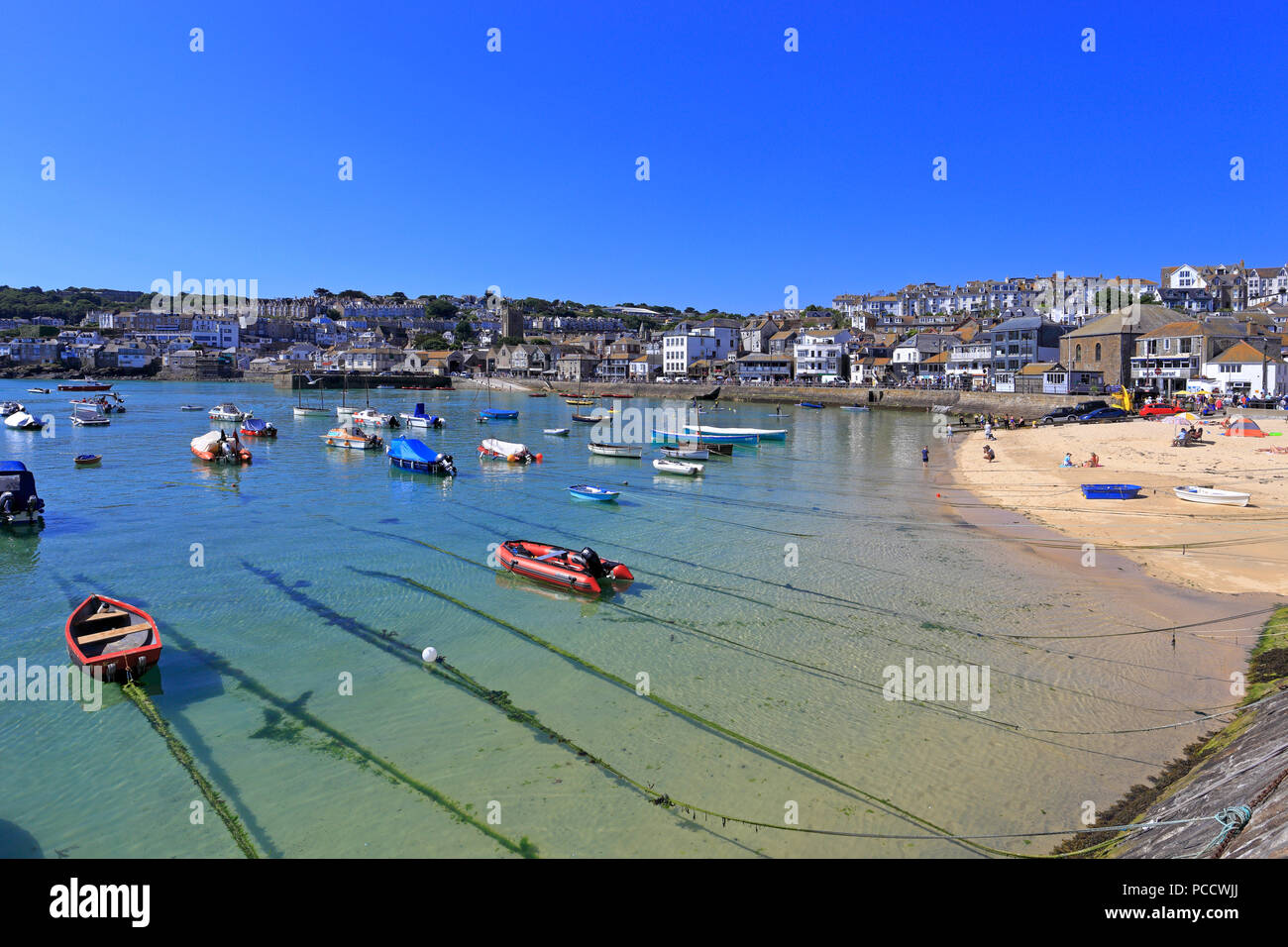 Bateaux de pêche dans le port de St Ives, Cornwall, England, UK. Banque D'Images