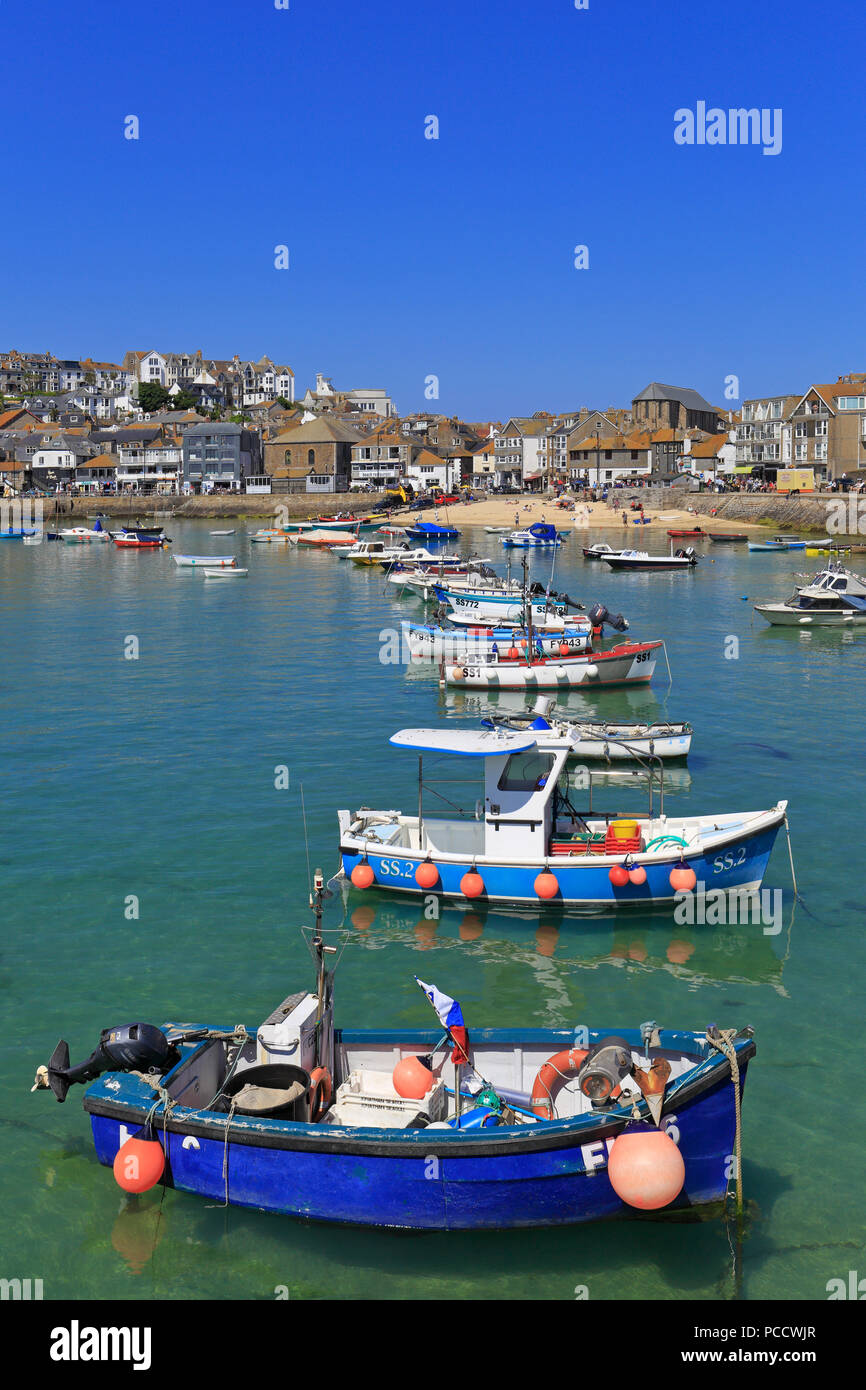 Bateaux de pêche dans le port de St Ives, Cornwall, England, UK. Banque D'Images