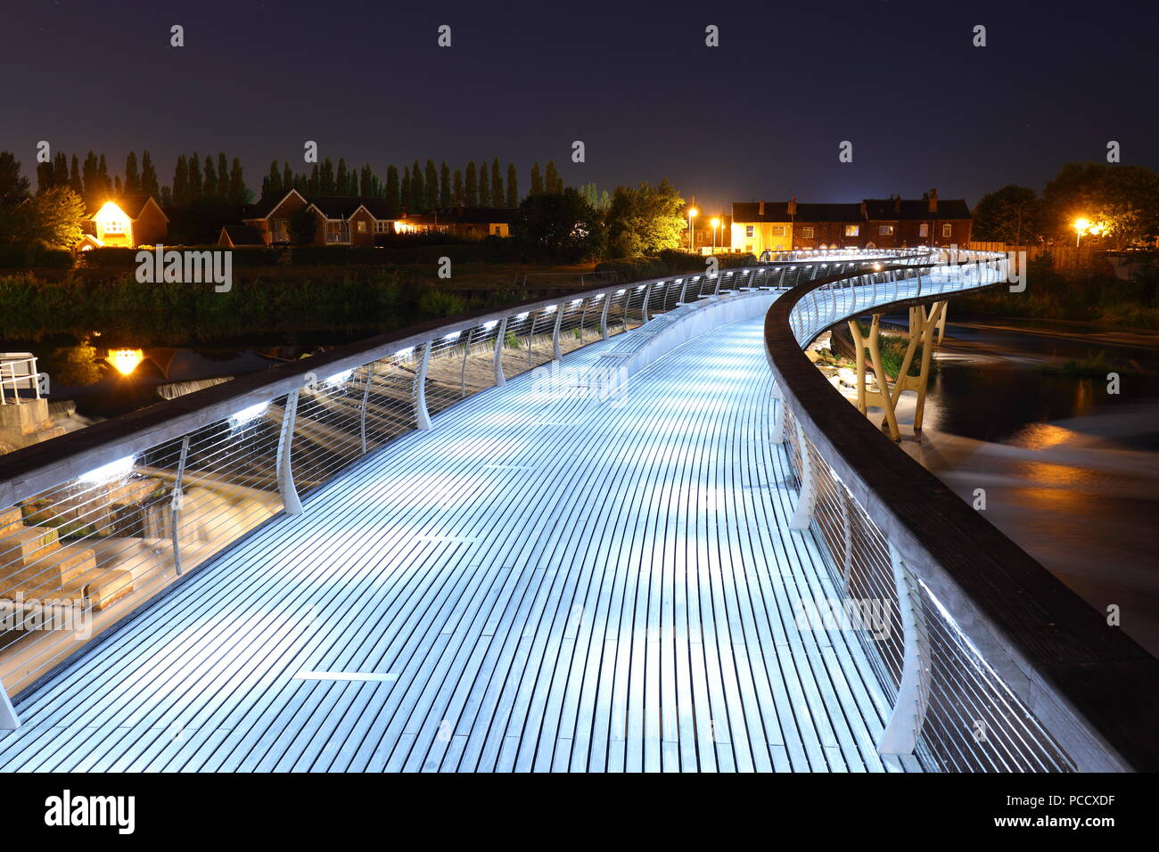 Le Millennium Bridge sur la rivière Aire dans la nuit à Castleford Banque D'Images