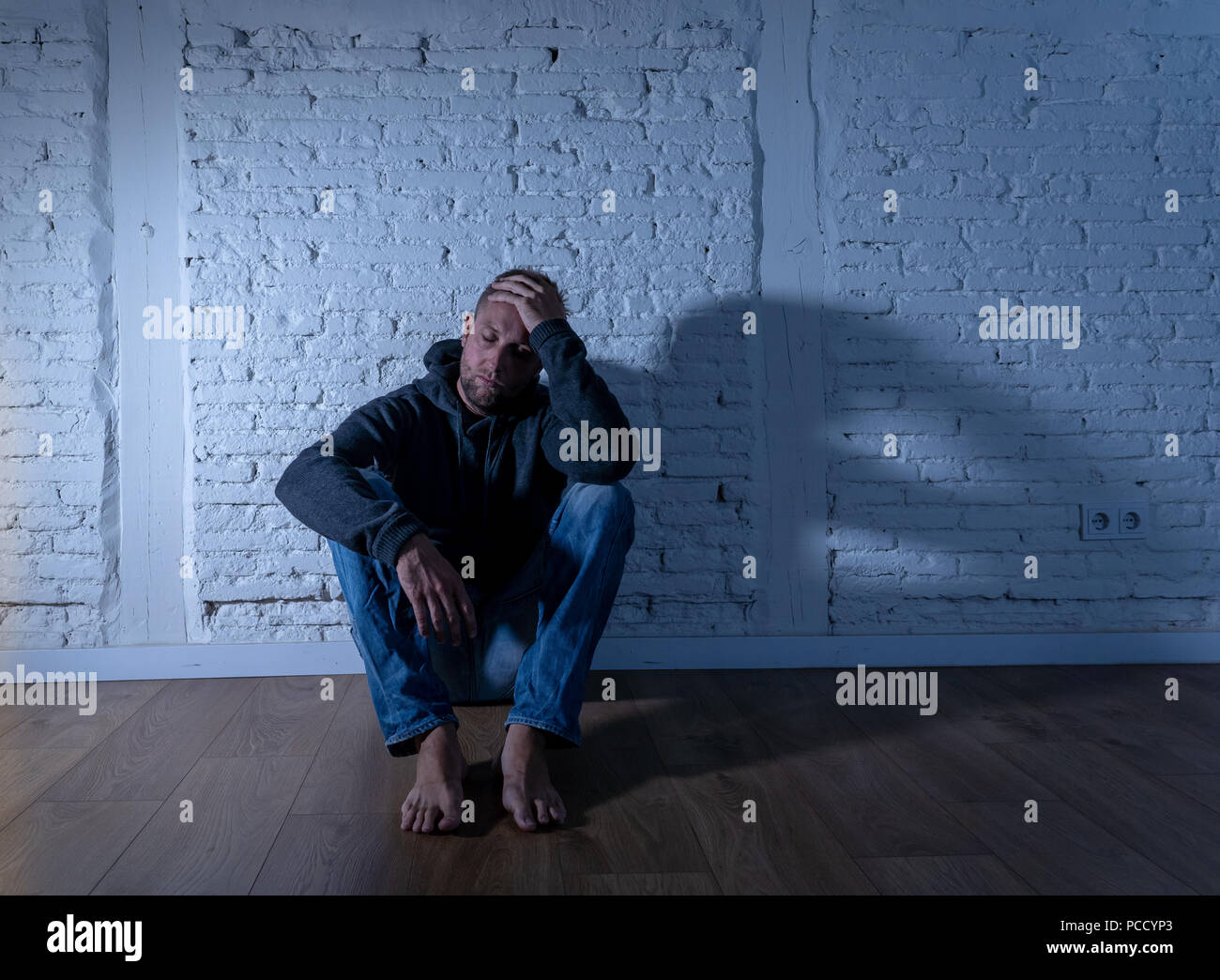 Jeune femme déprimée dévastée pleure triste sentiment blessé souffrant de dépression tristesse émotion dans la douleur et l'expression désespérée de solitude, appuyer sur. Banque D'Images