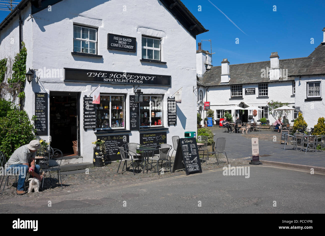 Boutique locale de village en été Hawkshead Cumbria Angleterre Royaume-Uni Royaume-Uni Grande-Bretagne Banque D'Images