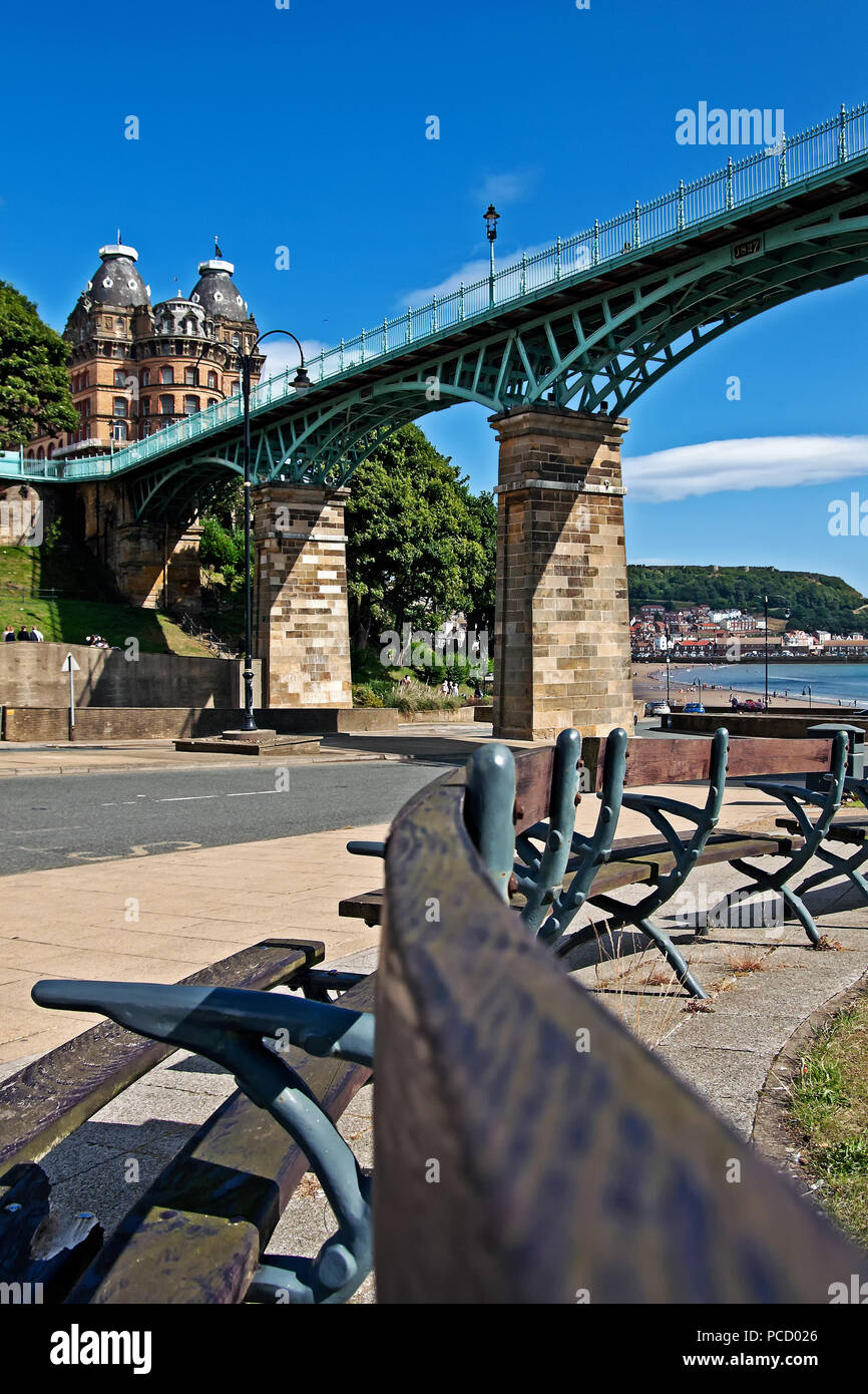 Le Grand Hôtel se trouve à la fin de Scarborough Spa du pont, sur le château et la pointe sud de la baie. Banque D'Images