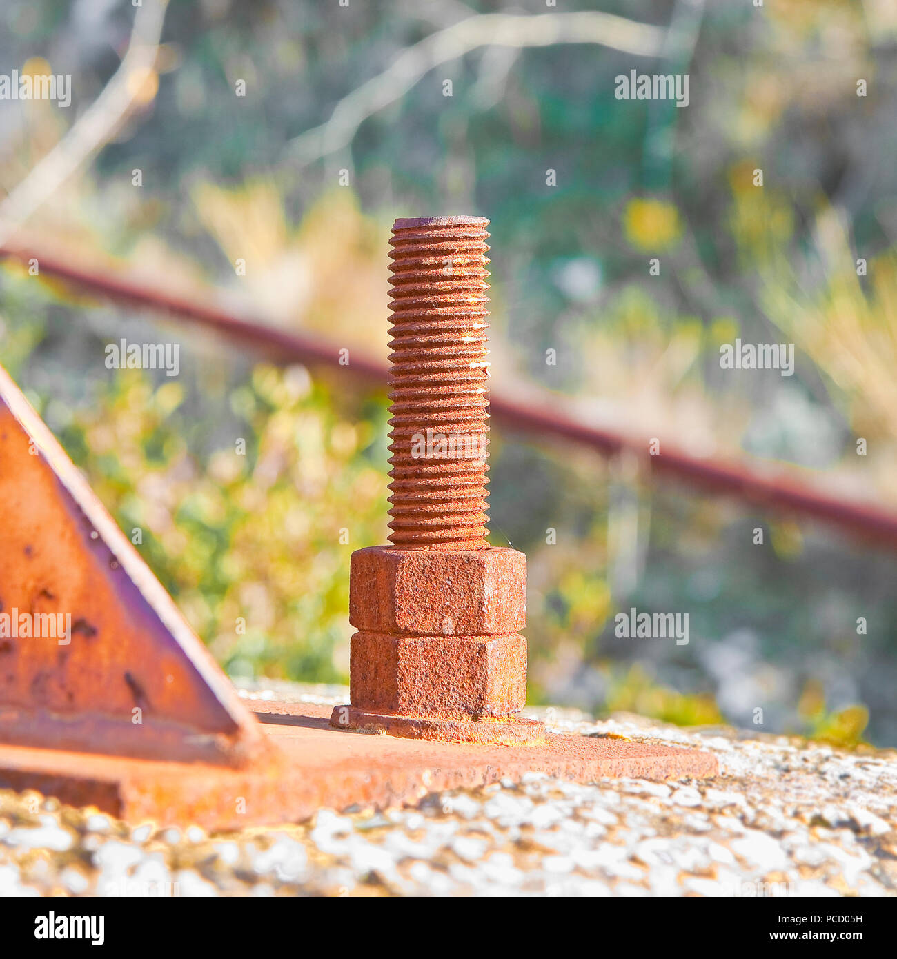 Old rusty anchor bolt avec plaque de fer - image with copy space Banque D'Images Old rusty anchor bolt avec plaque de fer - image with copy space Banque D'Images