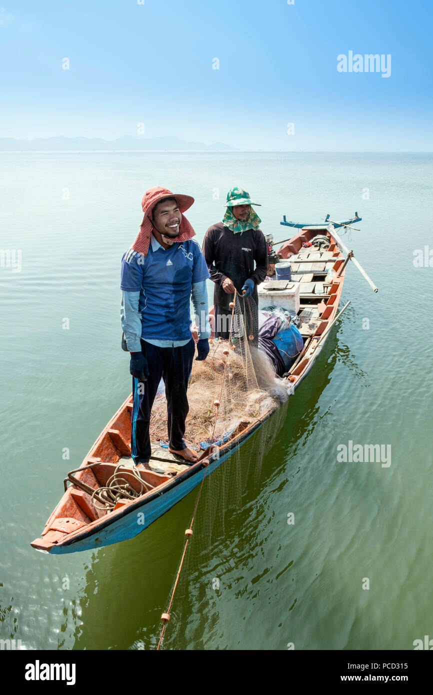 Les pêcheurs dans un canot en bois près de Kep, le Cambodge, l'Indochine, l'Asie du Sud-Est, Asie Banque D'Images