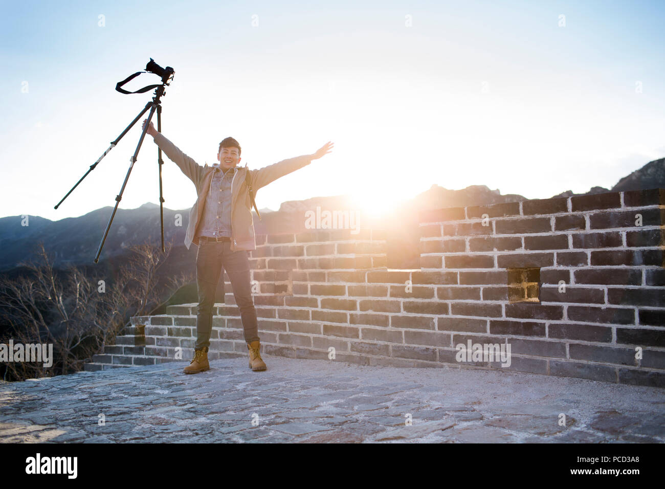 Happy young Chinese man photographing on the Great Wall Banque D'Images