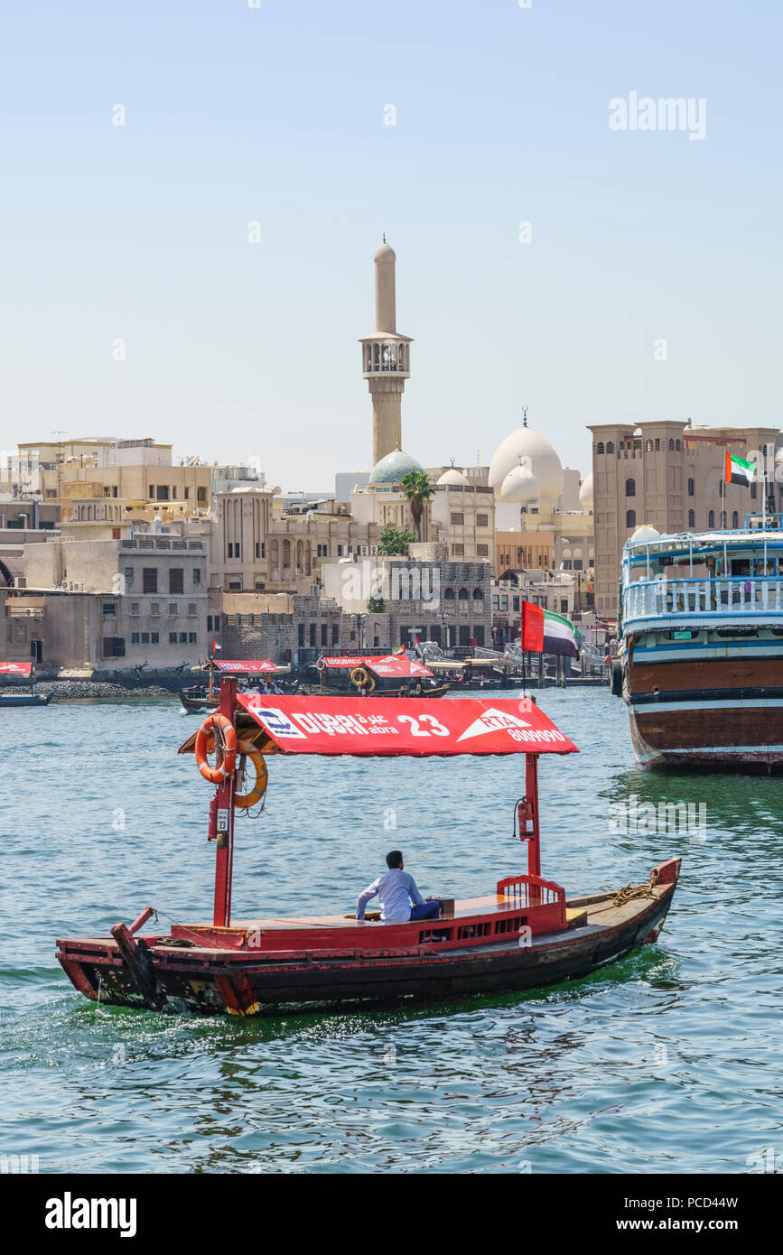 Abras, passage des taxis d'eau traditionnels entre la Crique de Dubaï Deira et Bur Dubai, Dubaï, Émirats arabes unis, Moyen Orient Banque D'Images