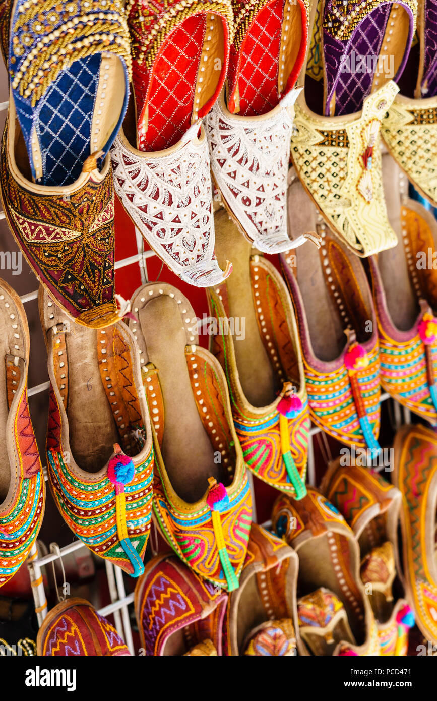 Chaussons arabe traditionnelle à vendre dans un souk, Deira, Dubaï, Émirats arabes unis, Moyen Orient Banque D'Images