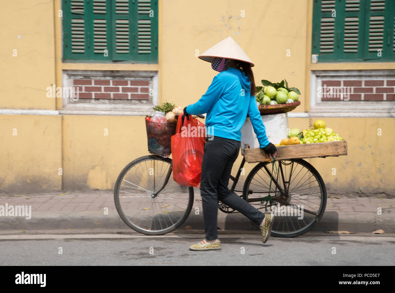 Une femme vend des fruits de son vélo à Hanoï, Vietnam, Indochine, Asie du Sud-Est, l'Asie Banque D'Images