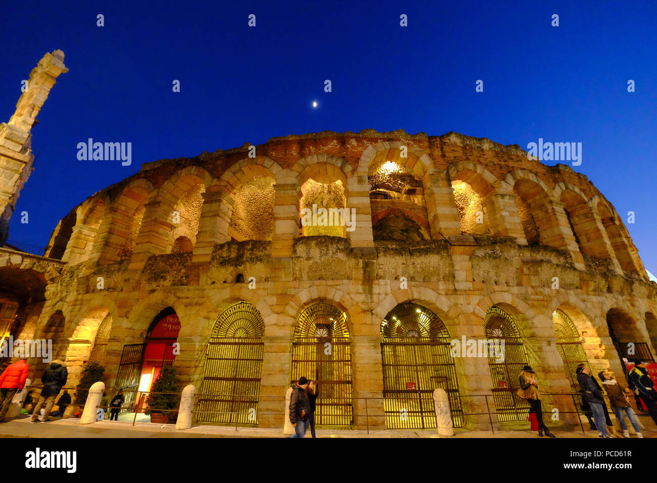 L'Arène de Vérone, l'amphithéâtre romain, dans la Piazza Bra à Vérone, Vénétie, Italie, Europe Banque D'Images