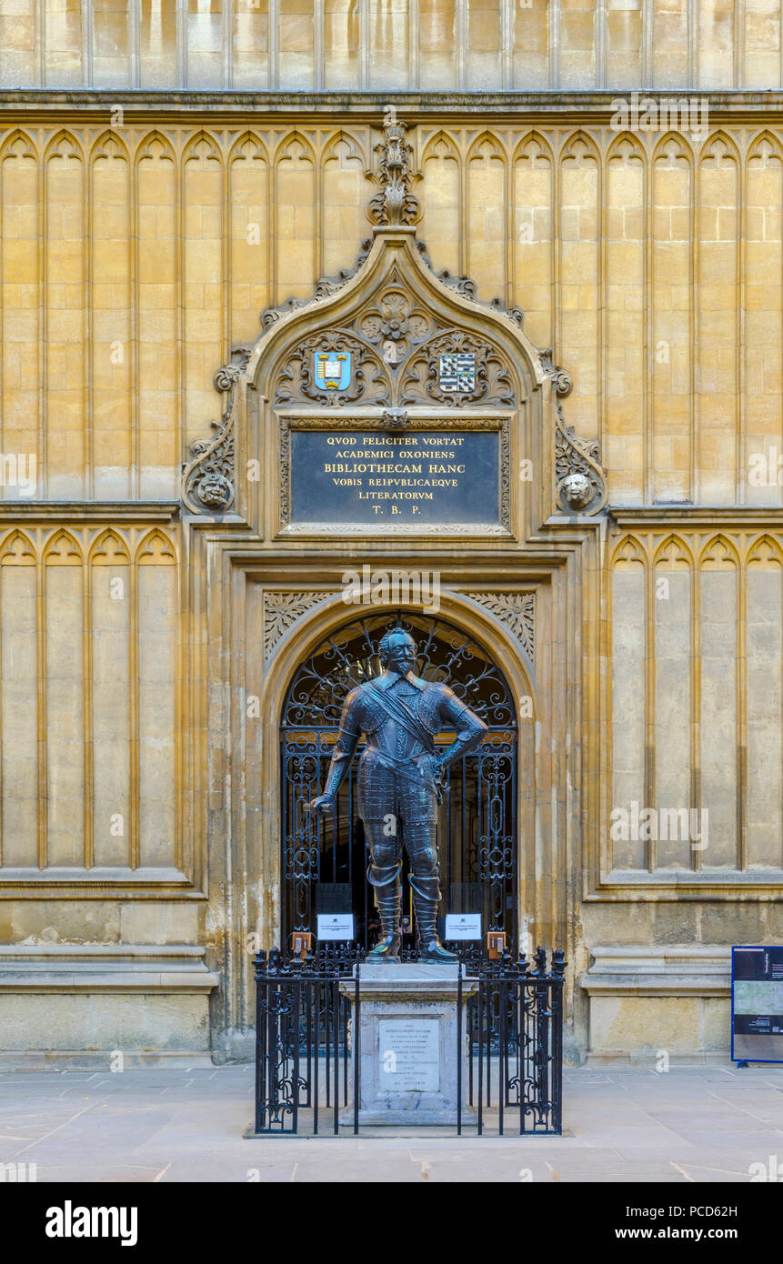 Bodleian Library, William Herbert, 3e comte de Pembroke statue, Université d'Oxford, Oxford, Oxfordshire, Angleterre, Royaume-Uni, Europe Banque D'Images