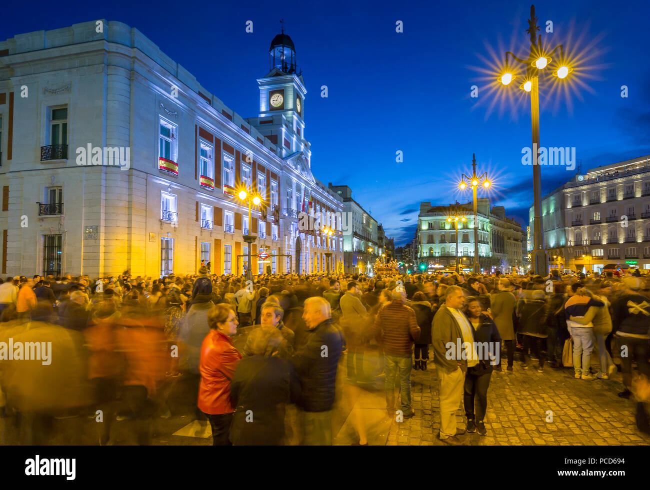 Vue de la Casa de Correos et Easter Parade à Puerta del Sol, au crépuscule, Madrid, Spain, Europe Banque D'Images