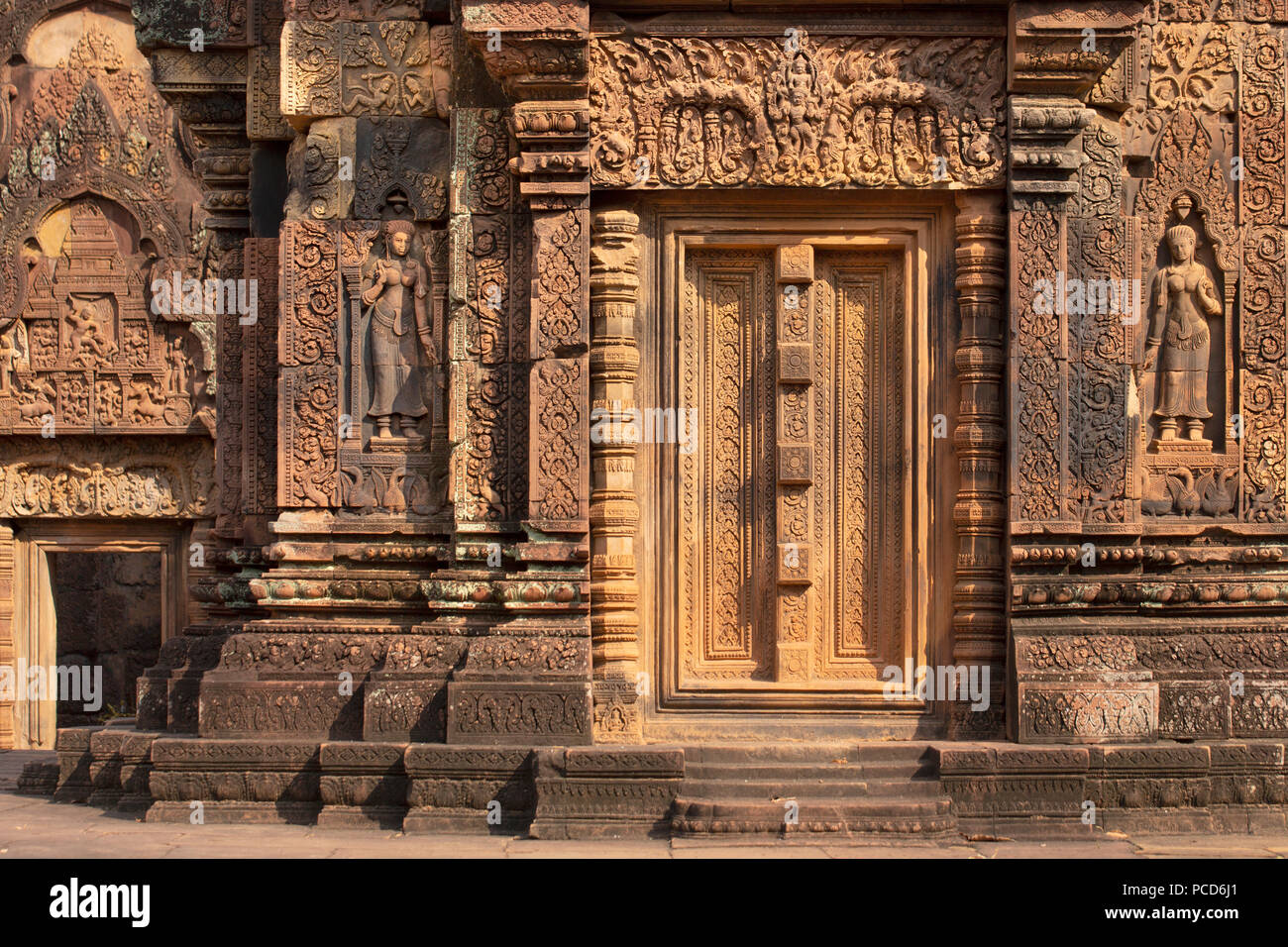 Sculpture détaillée sur la façade d'un temple de Banteay Srei à Angkor, Site du patrimoine mondial de l'UNESCO, Siem Reap, Cambodge, Indochine, Asie du Sud-Est, l'Asie Banque D'Images