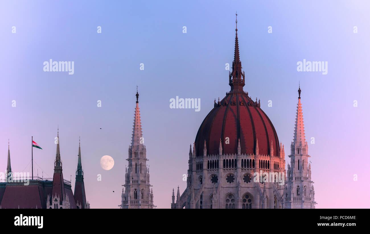 Vue panoramique du dôme et spire du bâtiment du Parlement, Budapest, Hongrie, Europe Banque D'Images