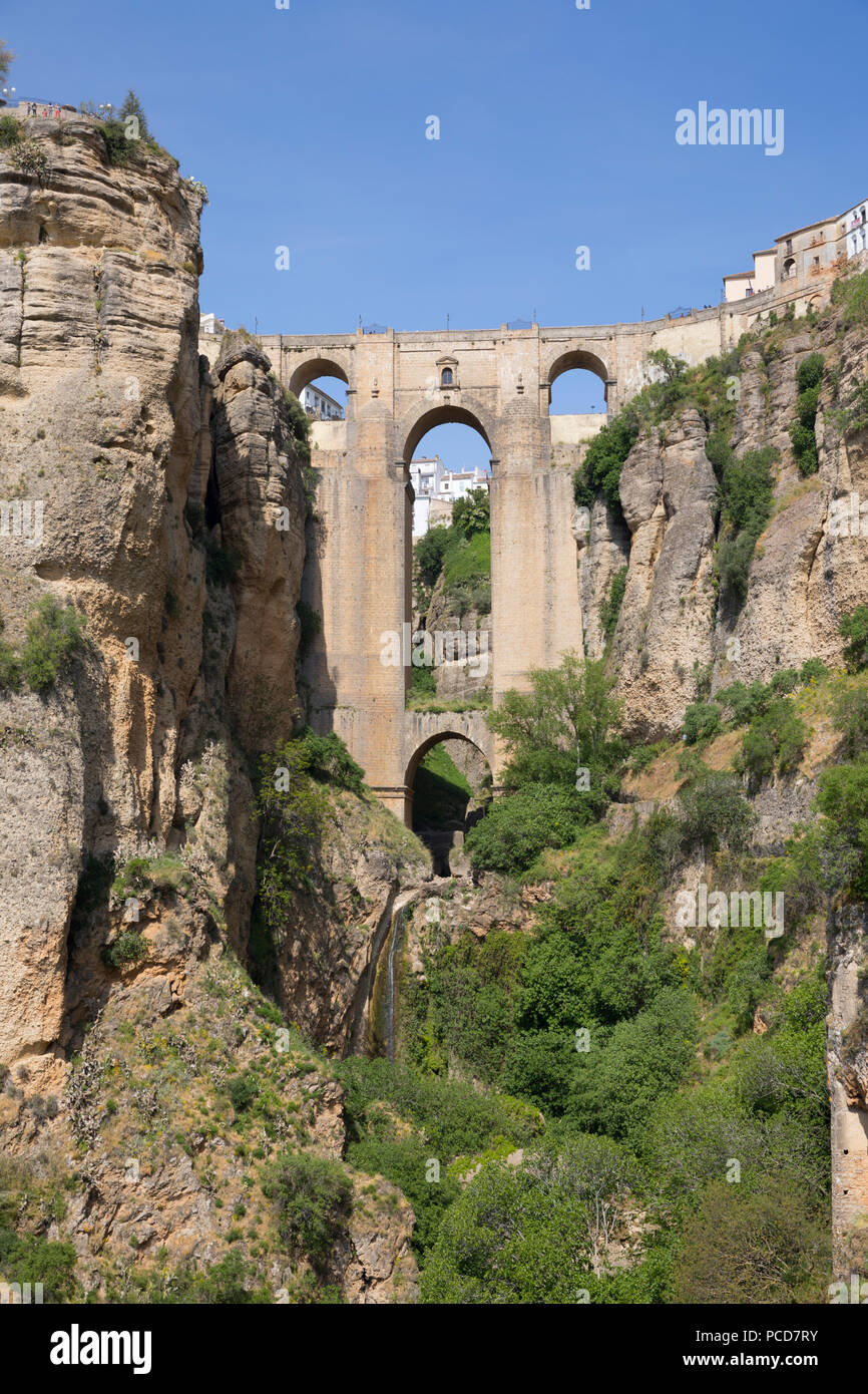 Puente Nuevo (Pont Neuf) et la ville blanche perchée sur les falaises, Ronda, Andalousie, Espagne, Europe Banque D'Images