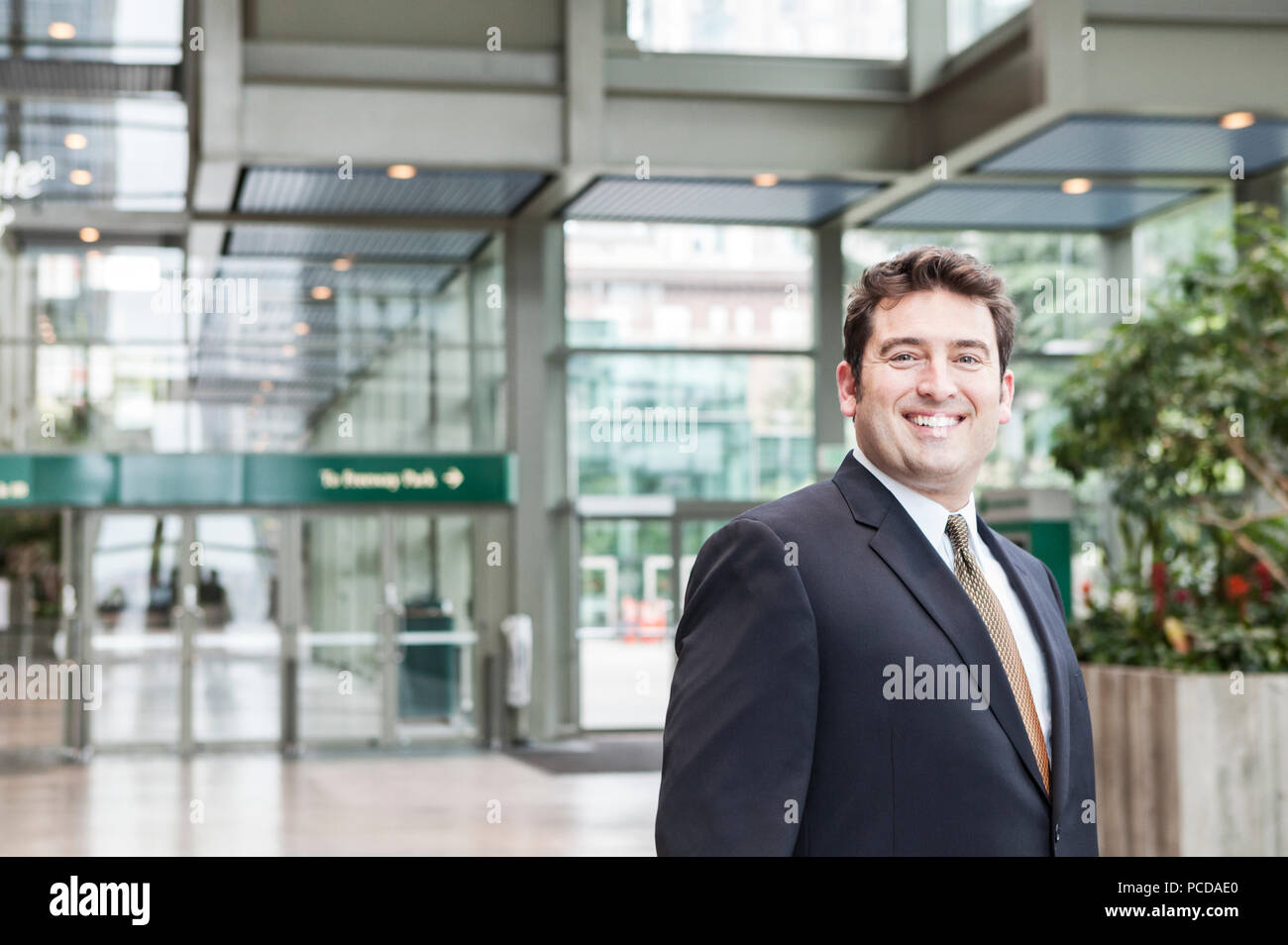 Portrait of a young businessman à un centre de congrès. Banque D'Images