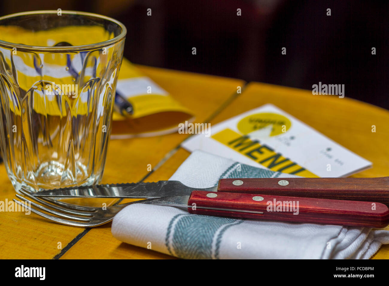 Restaurant concept verre, couteau, fourchette, serviette de table, menu, Dublin Irlande Banque D'Images