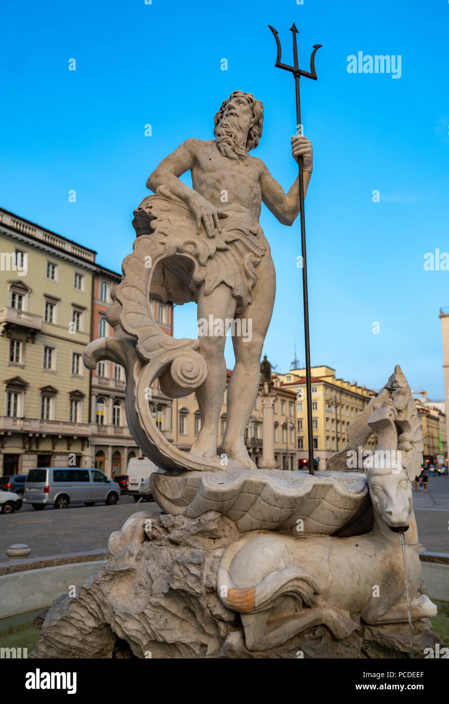 Trieste, Italie, 31 juillet 2018. Une statue de Neptune (Nettuno en italien) se trouve au sommet d'une fontaine dans la piazza della Borsa au centre-ville de Trieste. Neptu Banque D'Images