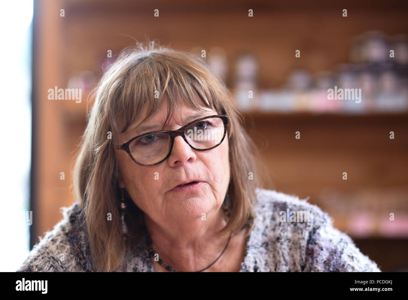 7 février 2017 - Tende, France : Portrait de Claudine Avram, un militant de la Roya Citoyenne" association caritative qui aide les migrants qui arrivent dans la vallée de la Roya, alors qu'ils tentent d'entrer en France. Portrait de Claudine Avram, une militante de l'association Roya citoyenne qui vient en aide aux migrants. *** FRANCE / PAS DE VENTES DE MÉDIAS FRANÇAIS *** Banque D'Images