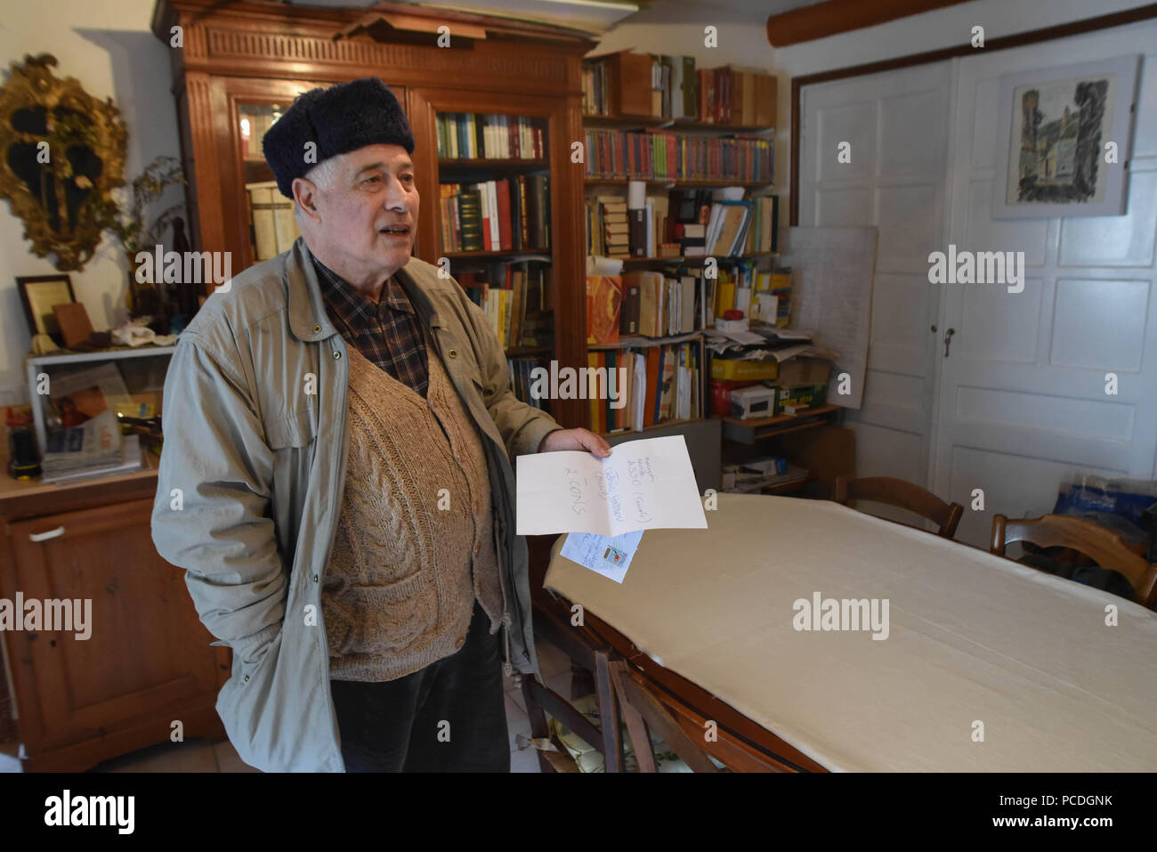 7 février 2017 - Tende, France : Portrait de François-Asso, un prêtre de 84 ans qui a bravé les autorités de l'Eglise pour aider les migrants. Il est un militant de la Roya Citoyenne" association caritative qui aide les migrants qui arrivent dans la vallée de la Roya, alors qu'ils tentent d'entrer en France. Portrait de François-Asso, prtre militant et de l'association Roya citoyenne, qui vient en aide aux migrants. *** FRANCE / PAS DE VENTES DE MÉDIAS FRANÇAIS *** Banque D'Images