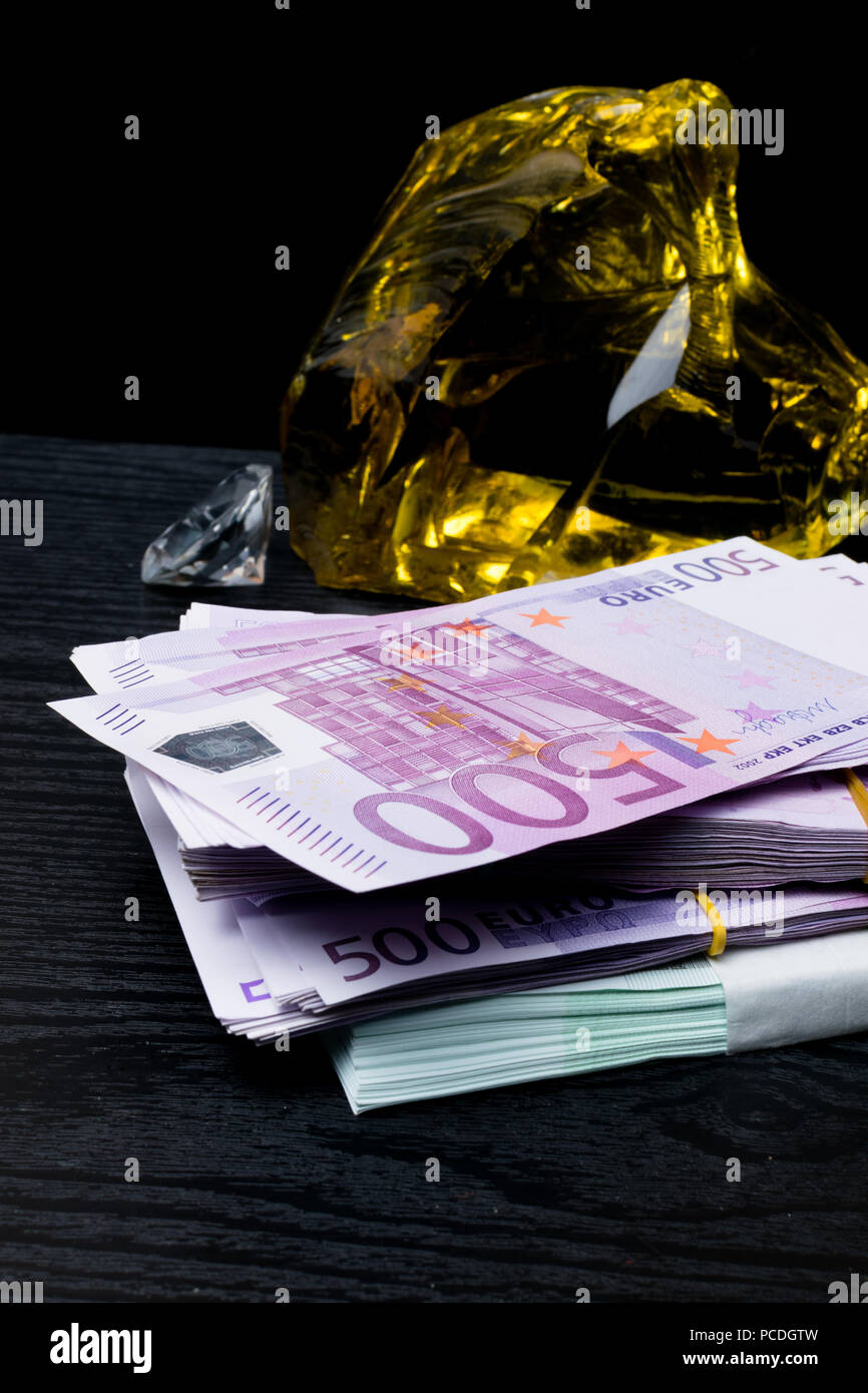 Gros tas de billets de banque en isolé avec de l'ambre jaune gem Banque D'Images