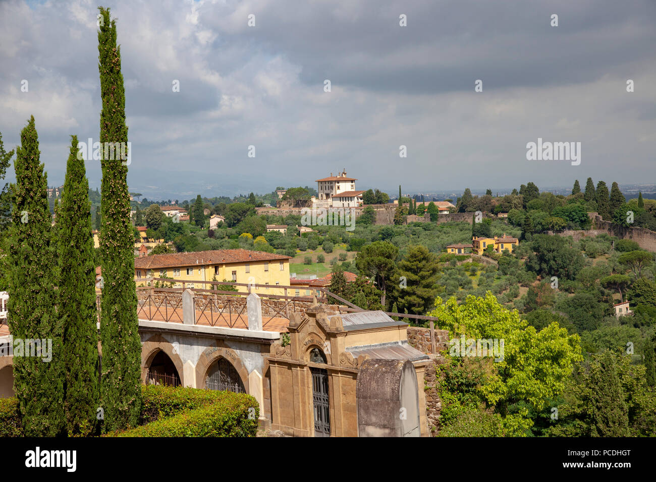 Le joli cimetière qui entoure l'église de San Miniato al Monte, à Florence (Toscane - Italie). Banque D'Images