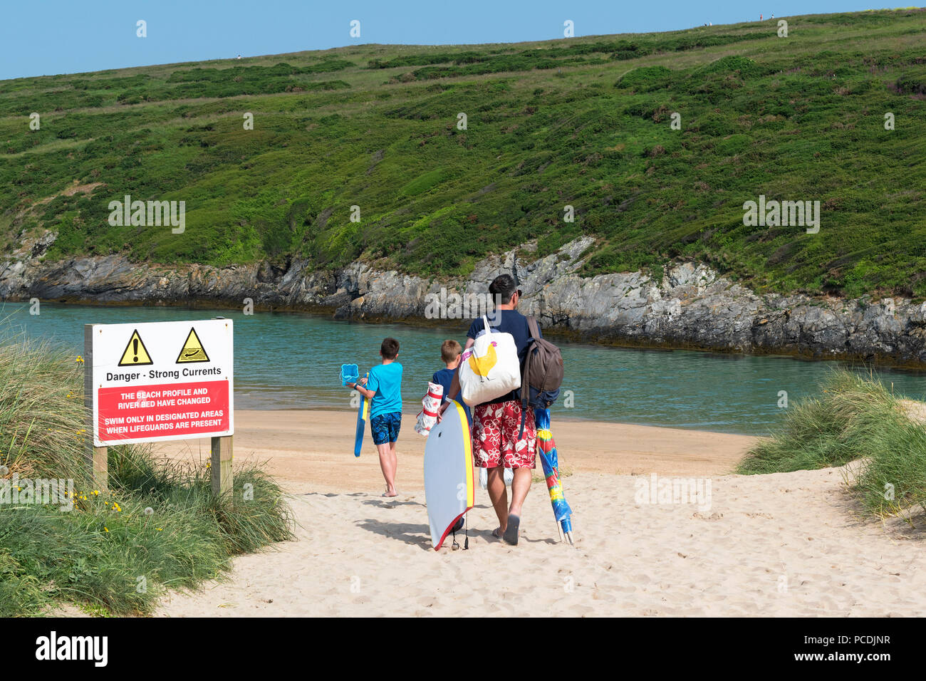 Famille, pour aller à la plage de Crantock ar à Cornwall, Angleterre, Grande-Bretagne, Royaume-Uni. Banque D'Images