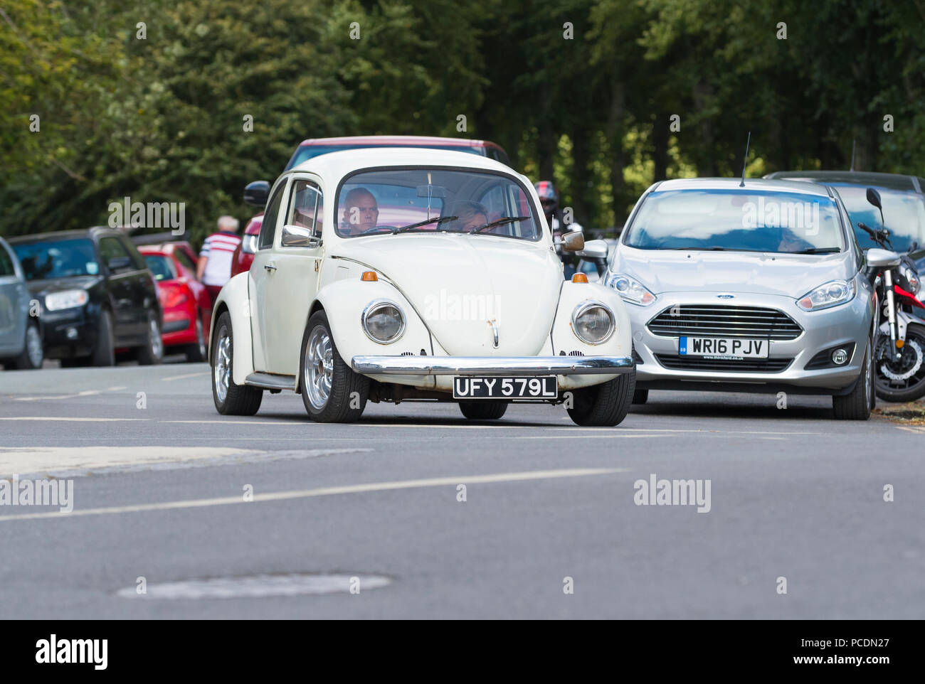 Volkswagen Beetle Blanc 1200 berline de 1972 sur une route dans le West Sussex, Angleterre, Royaume-Uni. Bug Volkswagen voiture UK. Banque D'Images
