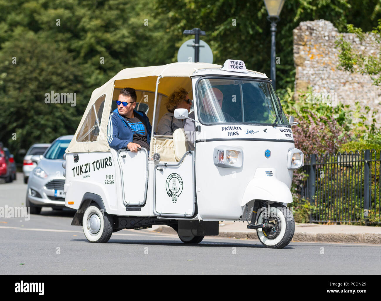 Les personnes ayant un tour de ville dans un Piaggio Ape Calessino 3 chariot (communément appelé un Tuk Tuk) véhicule d'Tukzi Tours in Arundel, West Sussex, UK. Banque D'Images
