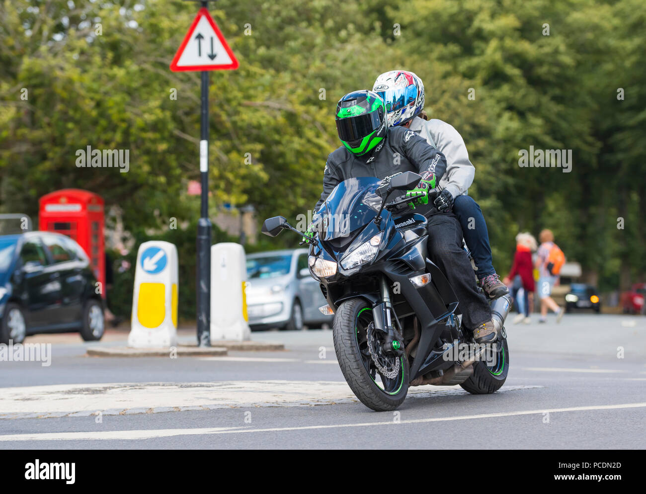 Personne avec leurs circonscription passager sur une Kawasaki Z1000SX moto dans le West Sussex, Angleterre, Royaume-Uni. Banque D'Images