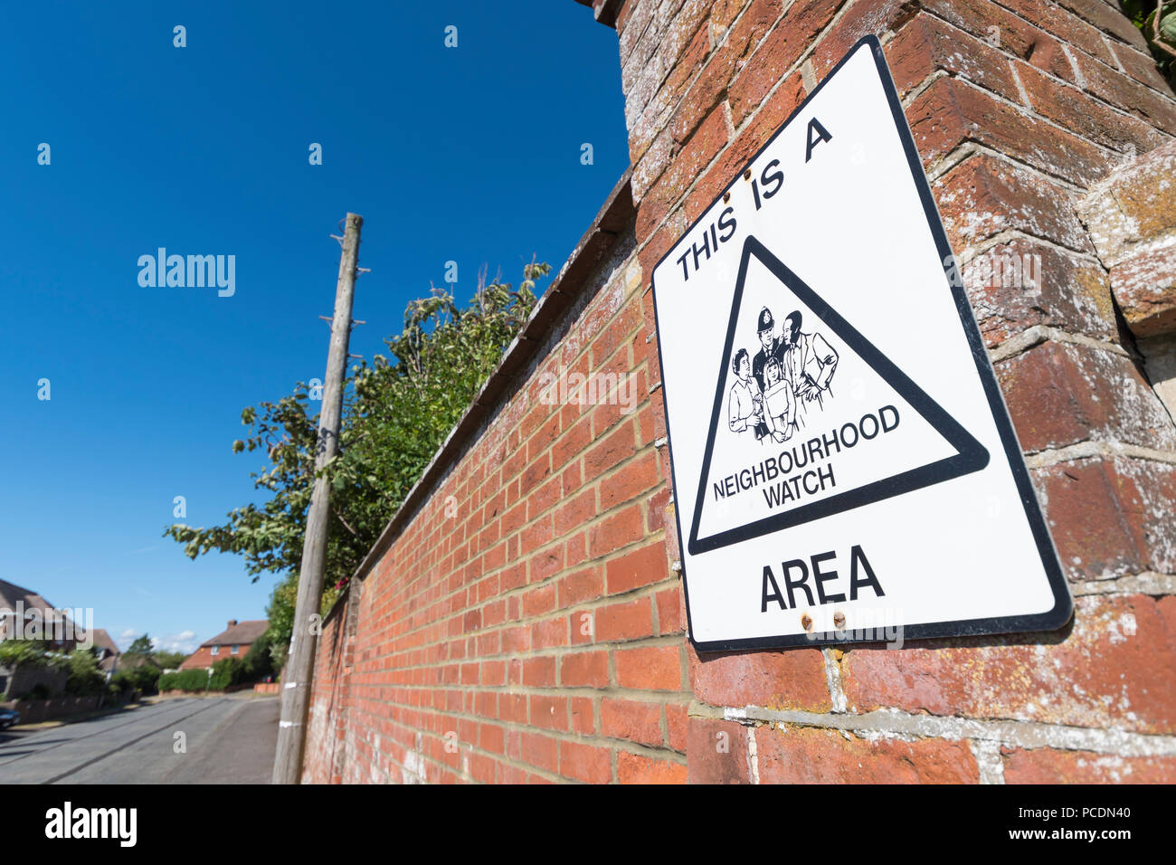 La surveillance de quartier signe sur un mur à la fin d'une route dans la région de Littlehampton, West Sussex, Angleterre, Royaume-Uni. Banque D'Images