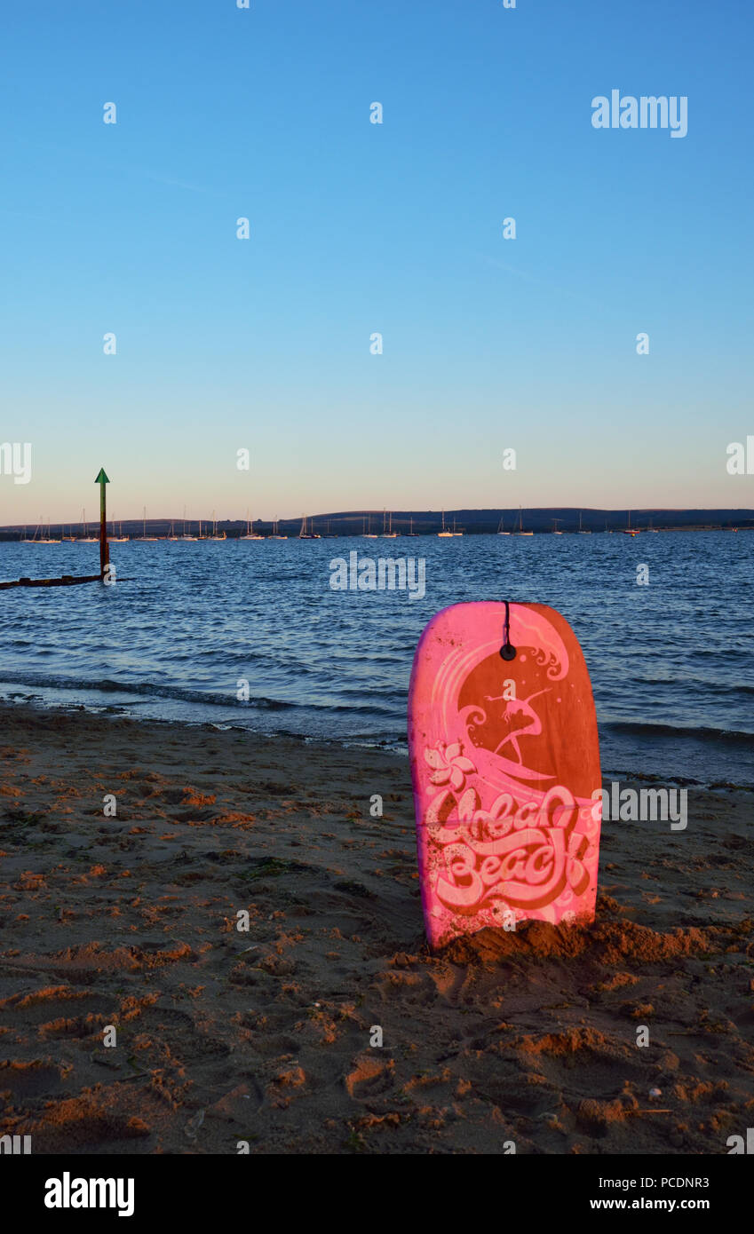 Corps de l'enfant abandonné board debout sur la plage Banque D'Images