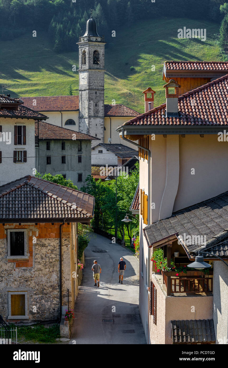 L'église de la présentation de Marie dans le petit village italien de Enguiso. Banque D'Images