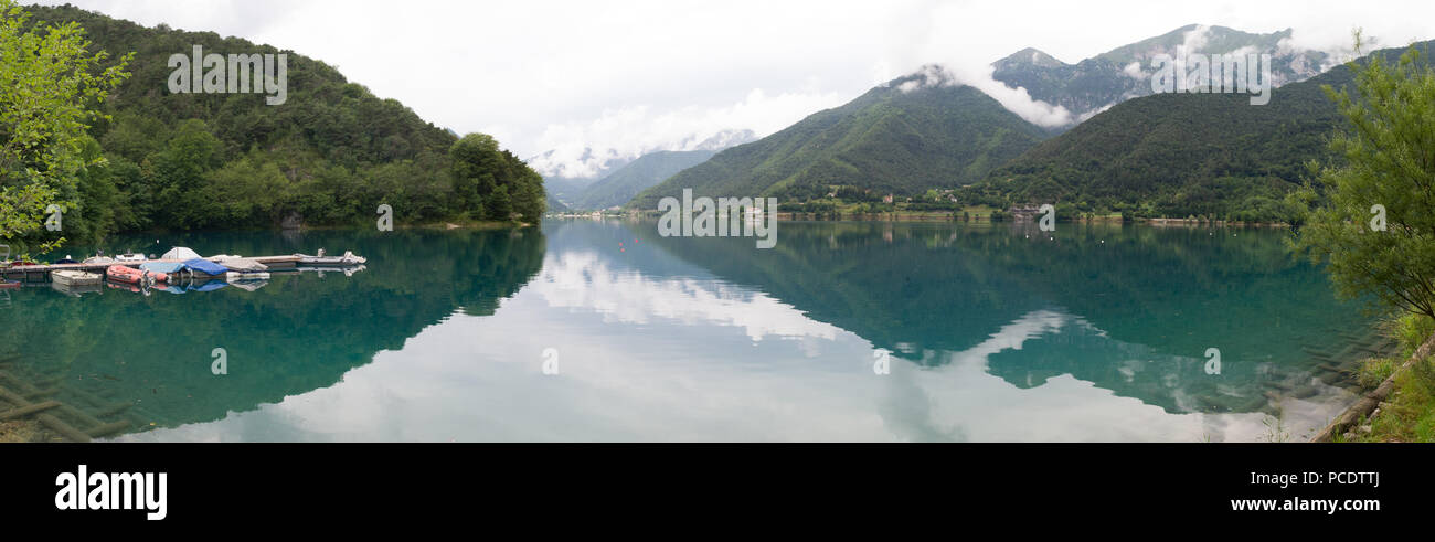 Lac de Ledro dans les Alpes italiennes. Banque D'Images