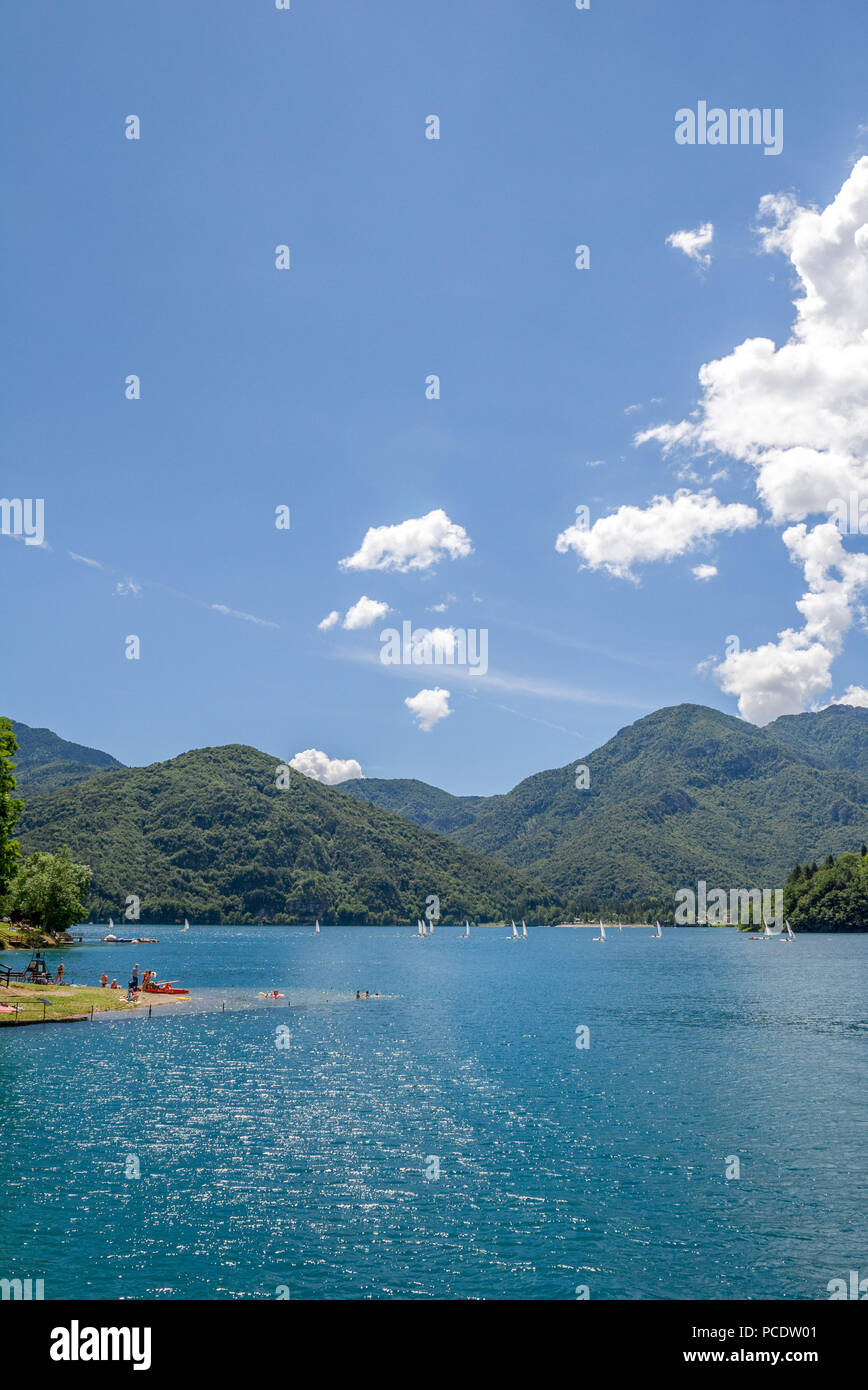 Lac de Ledro dans les Alpes italiennes. Banque D'Images