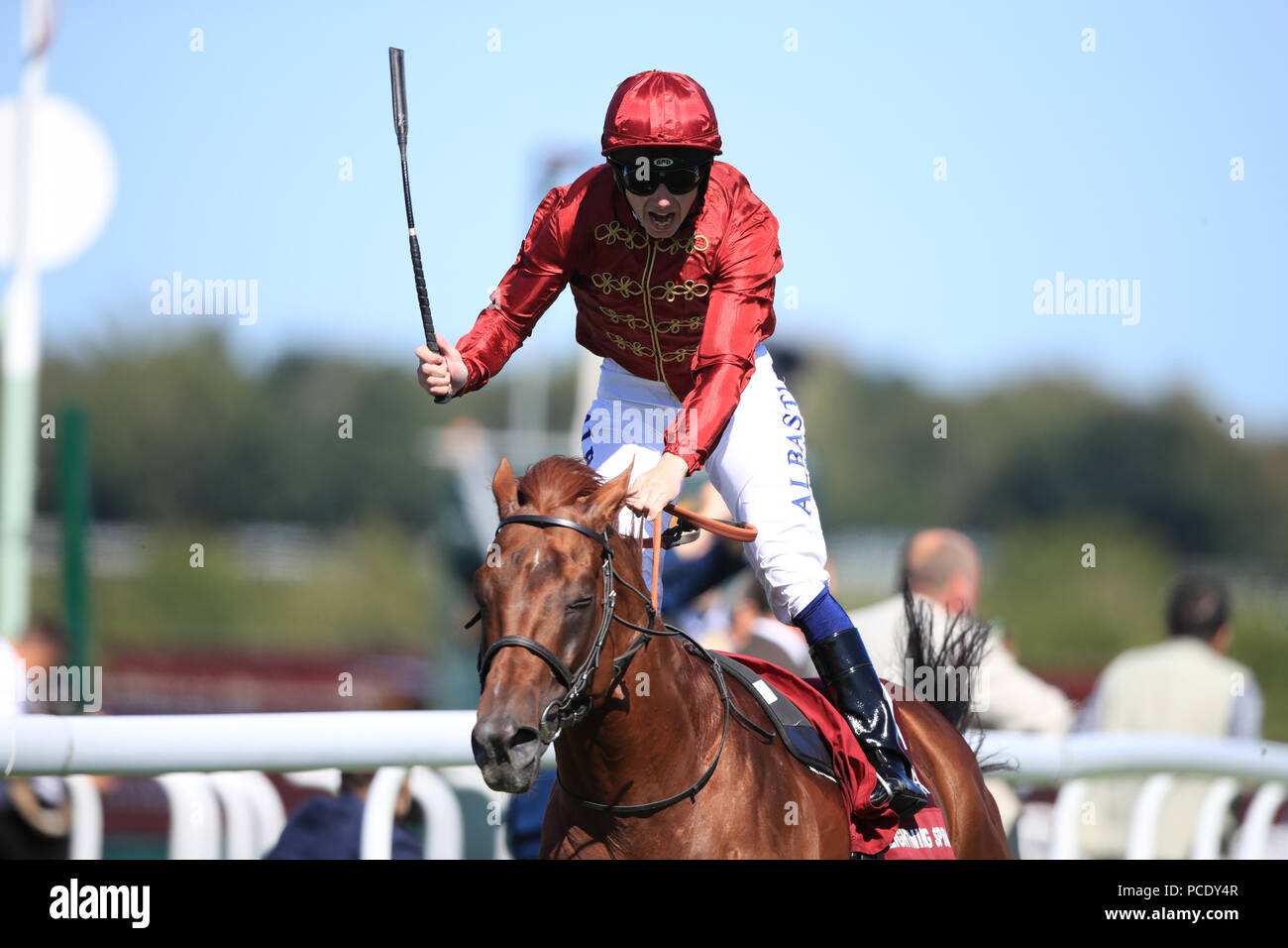 Oisin Murphy célèbre Jockey gagnant le Qatar Sussex Stakes à cheval pendant deux jours Lance l'éclair de l'Qatar Festival de Goodwood à Goodwood Hippodrome, Chichester. Banque D'Images