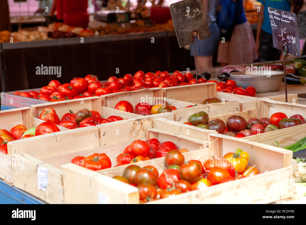 Tomates rouges mûres fraîches en vente sur un étal du marché français à Toulon dans le sud de la France Banque D'Images