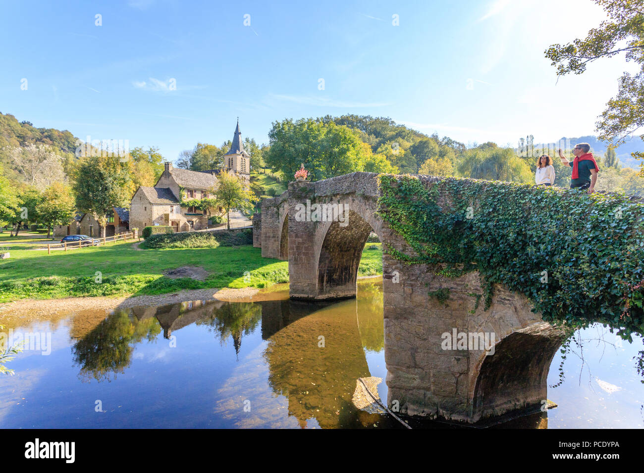 La France, l'Aveyron, Belcastel, étiqueté Les Plus Beaux Villages de France (Les Plus Beaux Villages de France), l'ancien pont de pierre du 15e siècle Banque D'Images