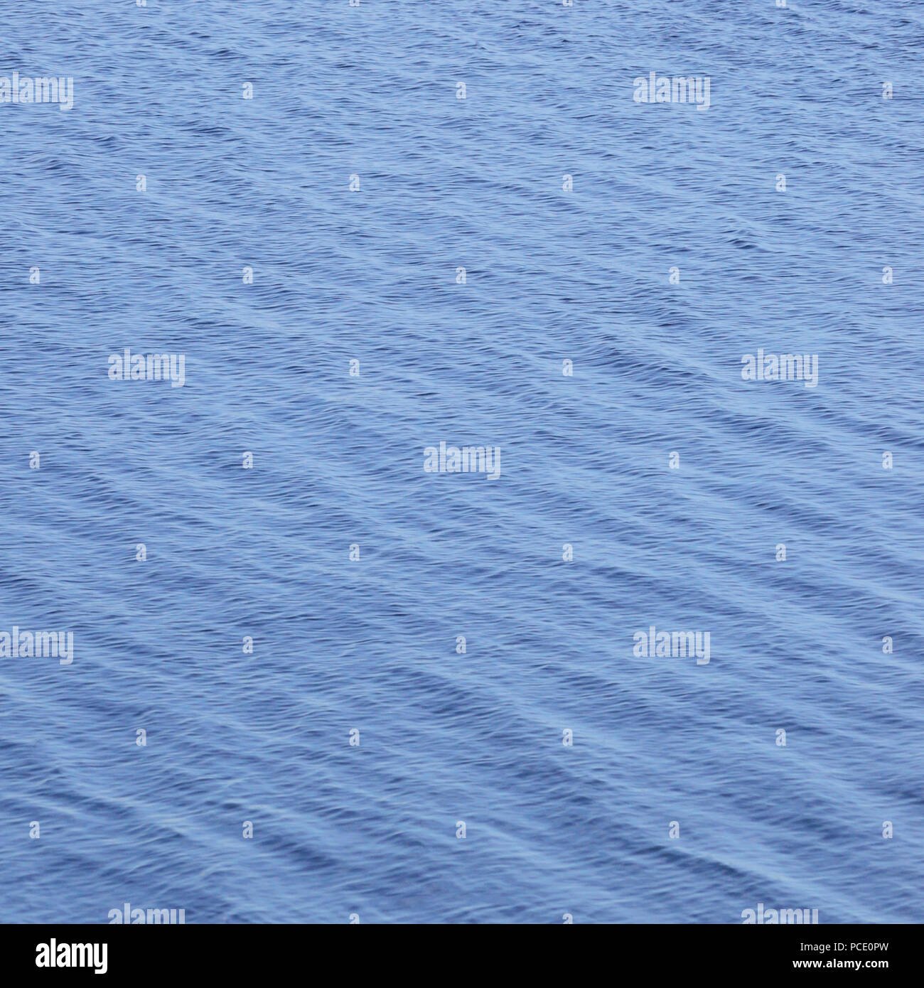 Les vagues d'eau verticale de l'océan, motif de fond bleu abstrait flou d'ondulations lumineuses douce texture, scenic seascape dynamique saison estivale, grande surface Banque D'Images