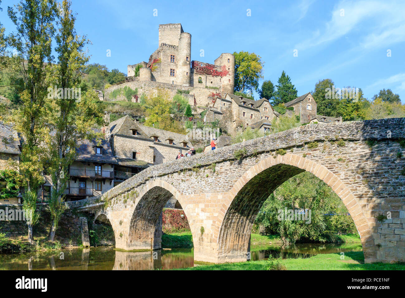 La France, l'Aveyron, Belcastel, étiqueté Les Plus Beaux Villages de France (Les Plus Beaux Villages de France), l'ancien pont de pierre du 15e siècle Banque D'Images