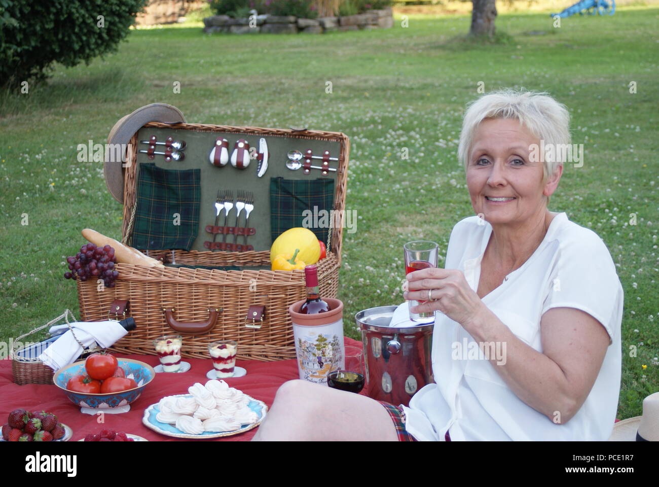 Une femme blonde bénéficiant d''un pique-nique dans la prairie Banque D'Images